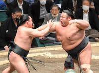 　翠富士（左）を攻める貴景勝（撮影・伊藤笙子）