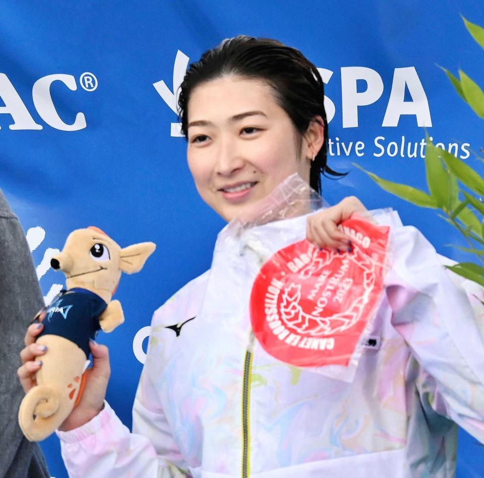 　欧州グランプリの女子５０メートルバタフライで３位に入り、表彰式で笑顔の池江璃花子（共同）