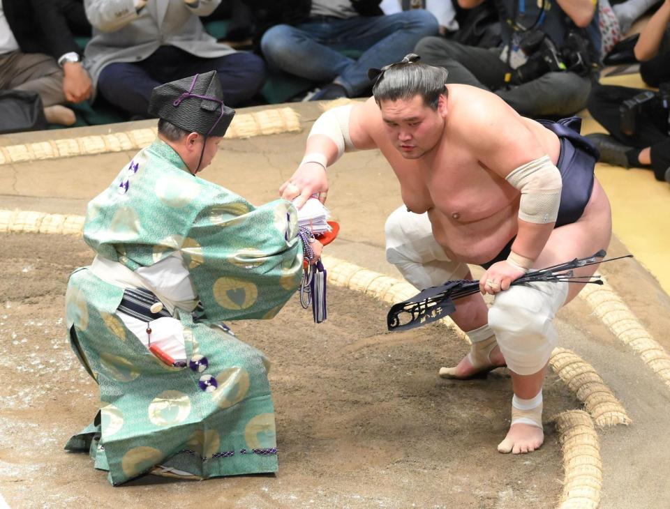 　遠藤を下し、懸賞金を手にする照ノ富士（撮影・伊藤笙子）