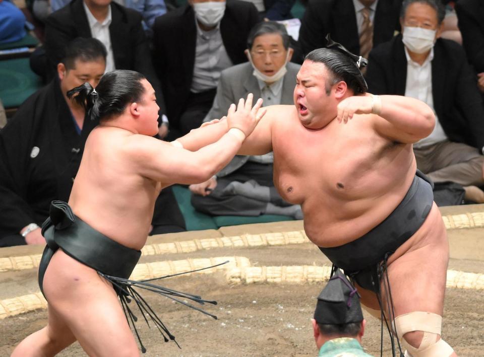 　翠富士（左）を攻める貴景勝（撮影・伊藤笙子）