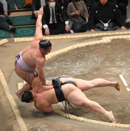 　琴恵光（左）を寄り切りで破った朝乃山（撮影・伊藤笙子）