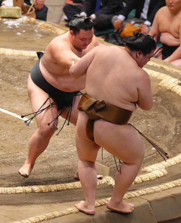 　朝乃山（左）が寄り切りで王鵬を破る