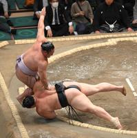 　琴恵光（左）を寄り切りで破った朝乃山（撮影・伊藤笙子）