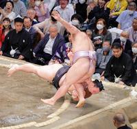 　朝乃山（下）が琴恵光を寄り切る