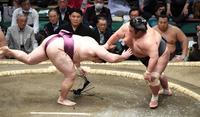 　はたき込みで遠藤（左）を下した貴景勝（撮影・佐藤厚）