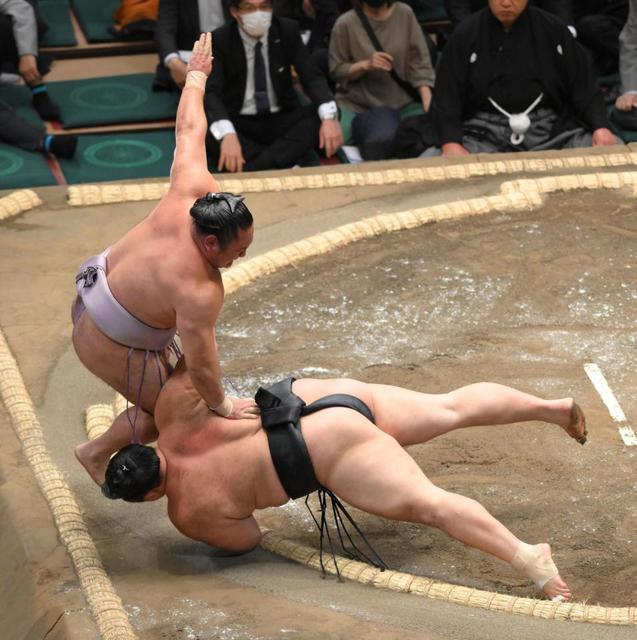 朝乃山 薄氷3連勝 物言いつき軍配差し違えで白星 猛省「アホですね」「取り直しか負けたと」