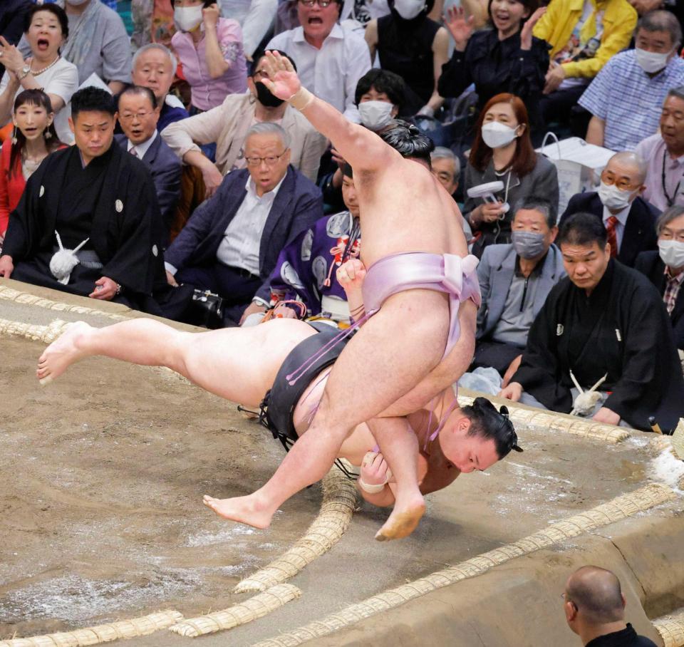 　朝乃山（下）が琴恵光を寄り切る