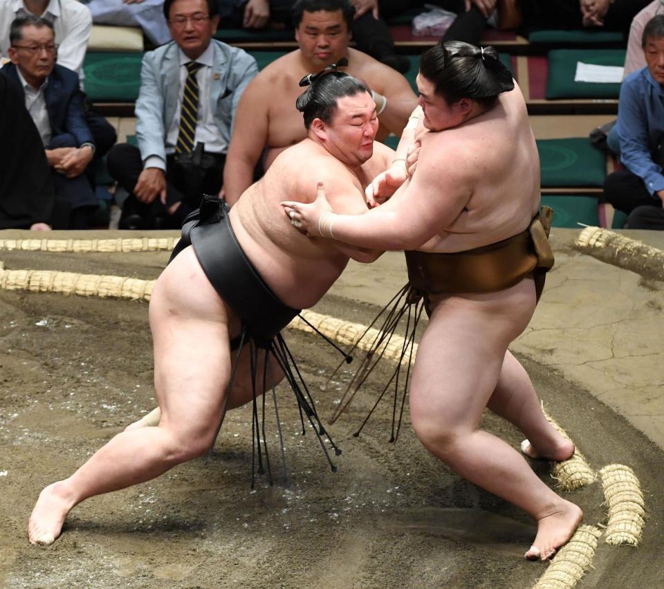 　王鵬（右）を押し出しで破り４連勝の朝乃山（撮影・佐藤厚）