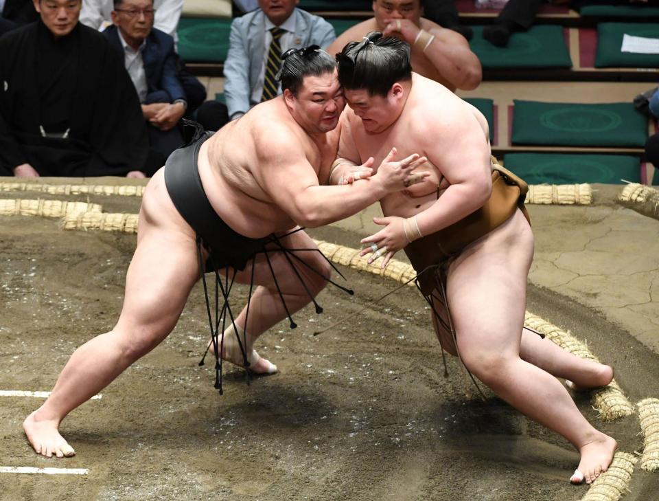 　王鵬（右）を押し出しで破り４連勝の朝乃山（撮影・佐藤厚）