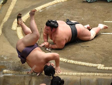 　翔猿（左）に上手投げで敗れた貴景勝（撮影・出月俊成）