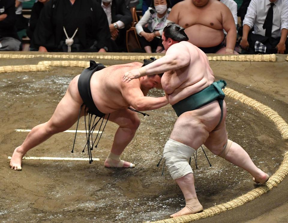 　碧山を押し出しで破った朝乃山（左）＝撮影・出月俊成