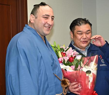 　引退を発表した栃ノ心（左）