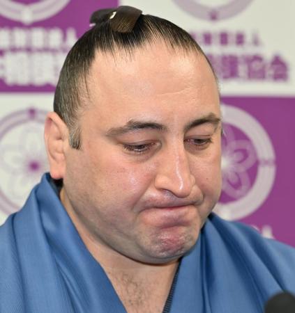 　引退を発表し唇を噛みしめる栃ノ心