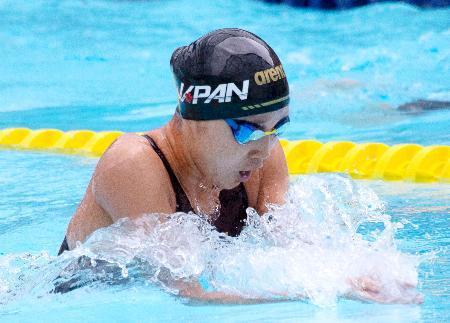 　女子４００メートル個人メドレーで優勝した成田実生の平泳ぎ＝バルセロナ（共同）