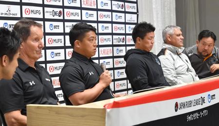 　会見に出席した（左から）埼玉ロビー・ディーンズ監督、坂手淳史、東京ベイ・立川理道、フラン・ルディケ監督（撮影・佐々木彰尚）