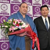 　引退を発表した栃ノ心（左）