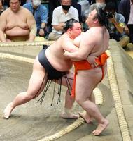 　水戸龍（右）を寄り切る朝乃山（撮影・吉澤敬太）