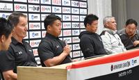 　会見に出席した（左から）埼玉ロビー・ディーンズ監督、坂手淳史、東京ベイ・立川理道、フラン・ルディケ監督（撮影・佐々木彰尚）