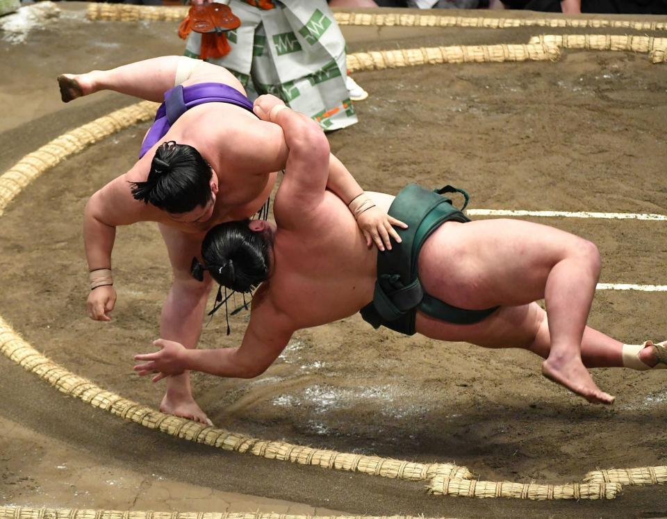 　錦木を下手投げで破った明生（左）＝撮影・出月俊成