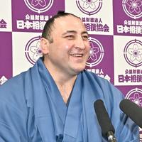 　笑顔で引退を発表する栃ノ心