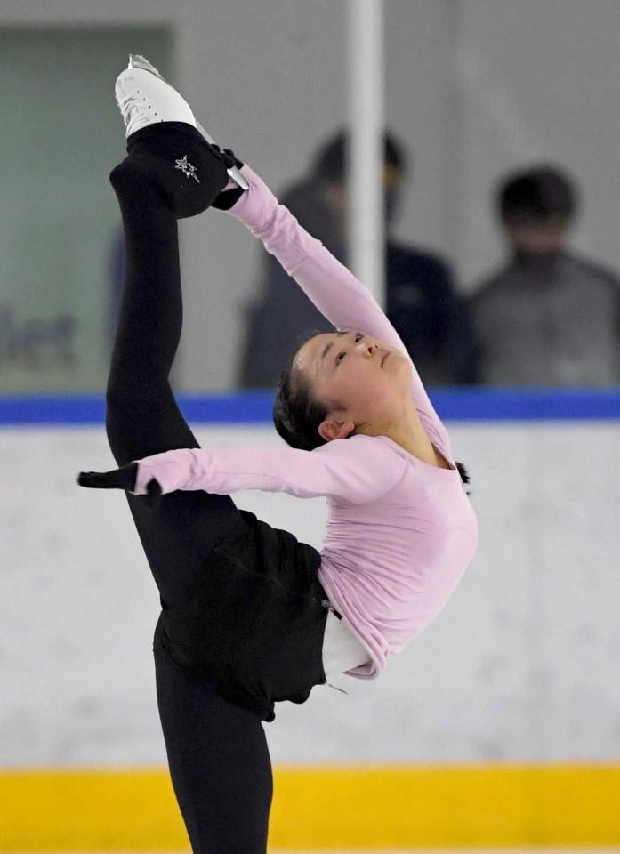 　氷上でスピンする島田麻央（撮影・北村雅宏）