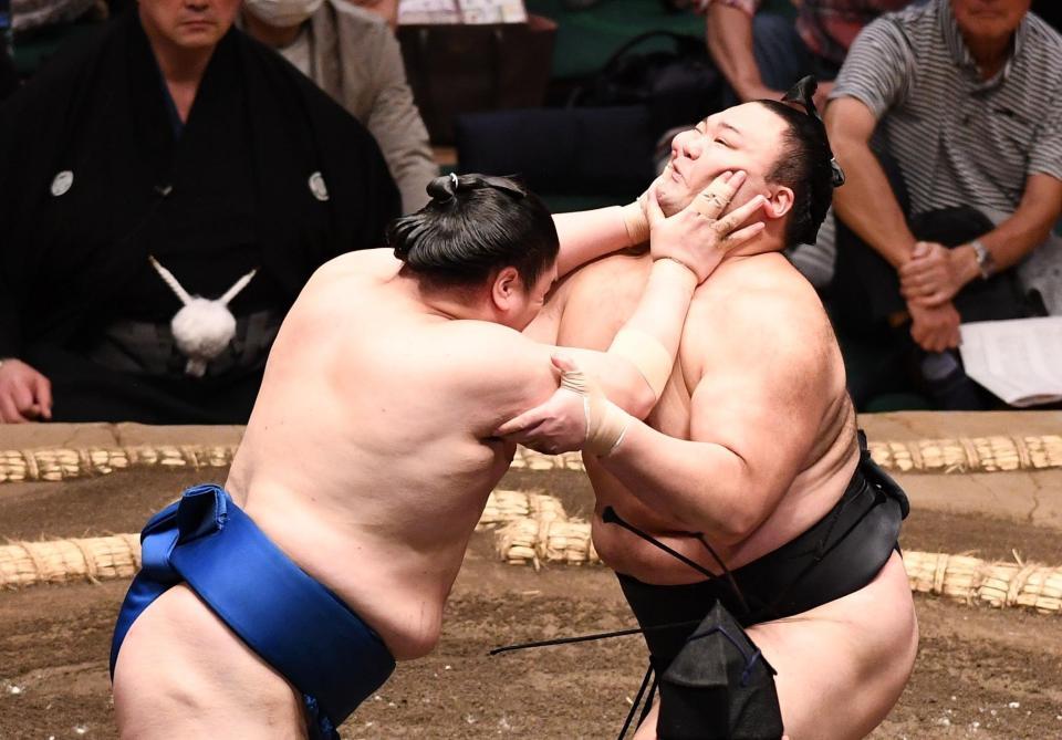 　一山本（左）を押し出しで破り全勝を守った朝乃山（撮影・園田高夫）