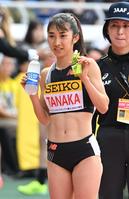 １５００ｍを制して笑顔の田中希実＝日産スタジアム（撮影・金田祐二）