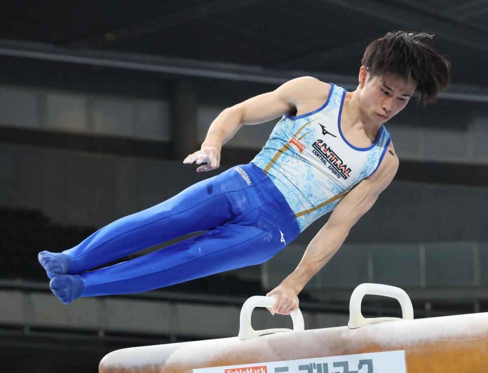 　鞍馬の演技を行う萱和磨（撮影・吉澤敬太）