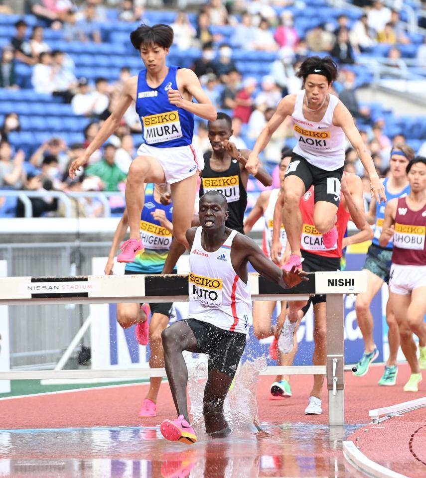 ３０００ｍ障害物を制した三浦龍司（左上）＝日産スタジアム（撮影・金田祐二）