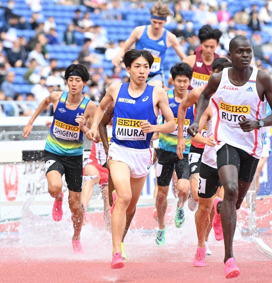 ３０００ｍ障害物を制した三浦龍司＝日産スタジアム（撮影・金田祐二）