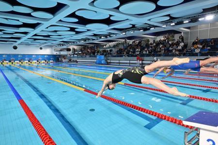 　女子５０メートルバタフライ準決勝でスタートする池江璃花子（手前）＝モナコ（共同）