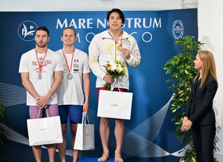 　男子２００メートル自由形を制した松元克央（右）＝モナコ（共同）