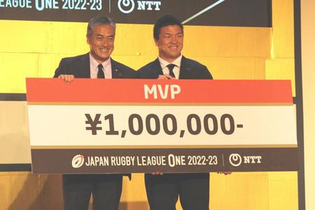 　ＭＶＰに初選出され賞金の１００万円を受け取る東京ベイ・立川（右）