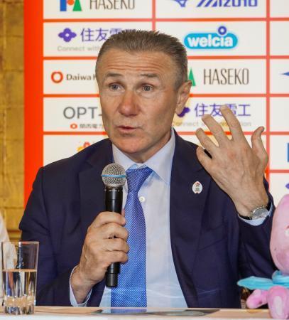 　「ワールドマスターズゲームズ２０２７関西」のセミナーに参加後、記者会見するセルゲイ・ブブカ氏＝２２日、大阪市