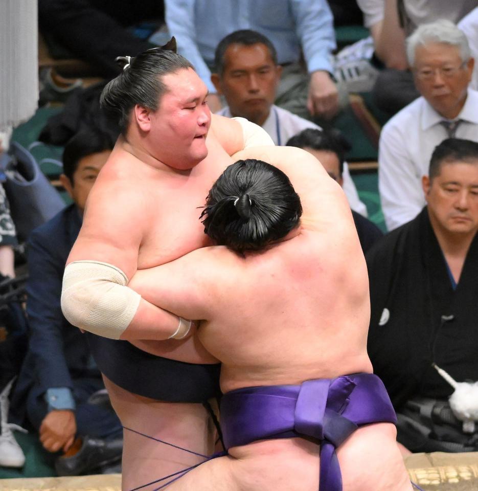 　明生（手前）に寄り切りで敗れた照ノ富士（撮影・伊藤笙子）