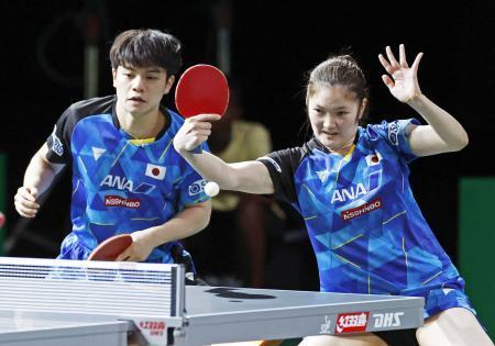 　混合ダブルス２回戦で勝利した宇田幸矢（左）、木原美悠組＝ダーバン（共同）