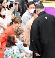 　結びの一番終了後、引き上げる佐渡ケ嶽審判部長（右）に一礼されるデヴィ夫人（手前から２人目）＝撮影・伊藤笙子