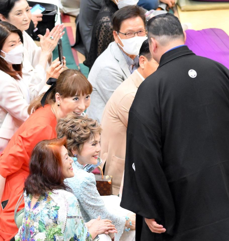 　結びの一番終了後、引き上げる佐渡ケ嶽審判部長（右）に一礼されるデヴィ夫人（手前から２人目）＝撮影・伊藤笙子