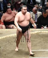 　貴景勝（奥）を寄り切り、直近３場所で３３勝に到達した霧馬山（撮影・佐藤厚）