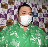 　１０勝目をあげ、取材に答える霧馬山