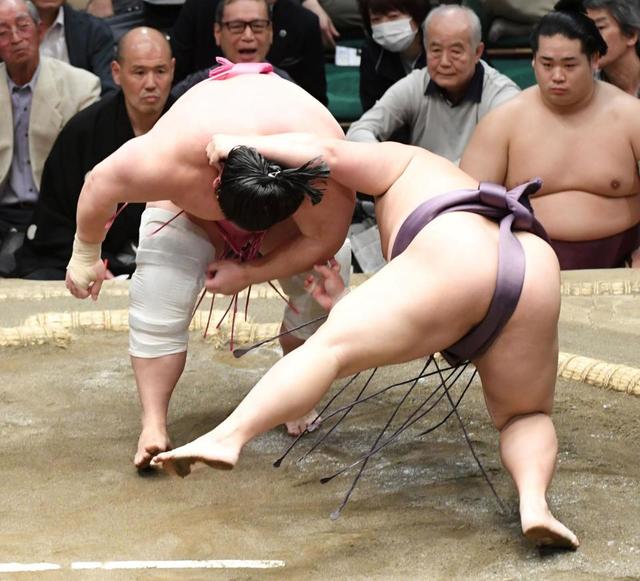 宇良　２５年ぶり珍手で６勝目「ずぶねり」トレンド入りでファン沸く「初めて見た」「頭でぶん投げた（笑）」約４０秒の長い取組