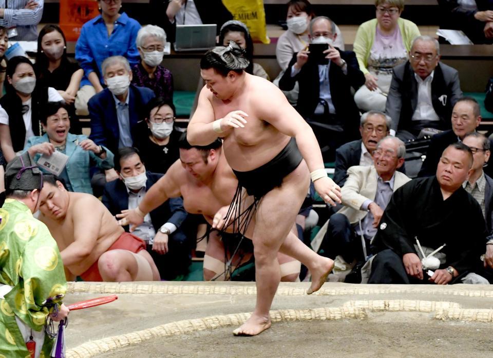 　貴景勝（奥）を寄り切り、直近３場所で３３勝に到達した霧馬山（撮影・佐藤厚）