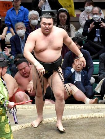 　貴景勝（奥）を寄り切り、直近３場所で３３勝に到達した霧馬山（撮影・佐藤厚）