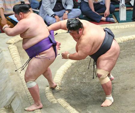 　明生（左）を送り出す貴景勝（撮影・吉澤敬太）