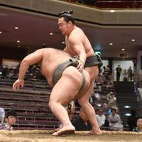 　豊翔（左）を上手投げで破り三段目優勝を決めた漣（撮影・開出牧）