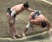 　上手投げで豊海（右）を破り三段目優勝を決めた漣（撮影・吉澤敬太）