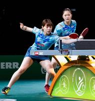 　女子ダブルス準決勝でプレーする木原美悠（右）、長崎美柚組