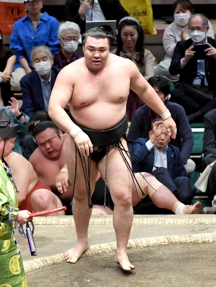 　貴景勝（奥）を寄り切り、直近３場所で３３勝に到達した霧馬山（撮影・佐藤厚）