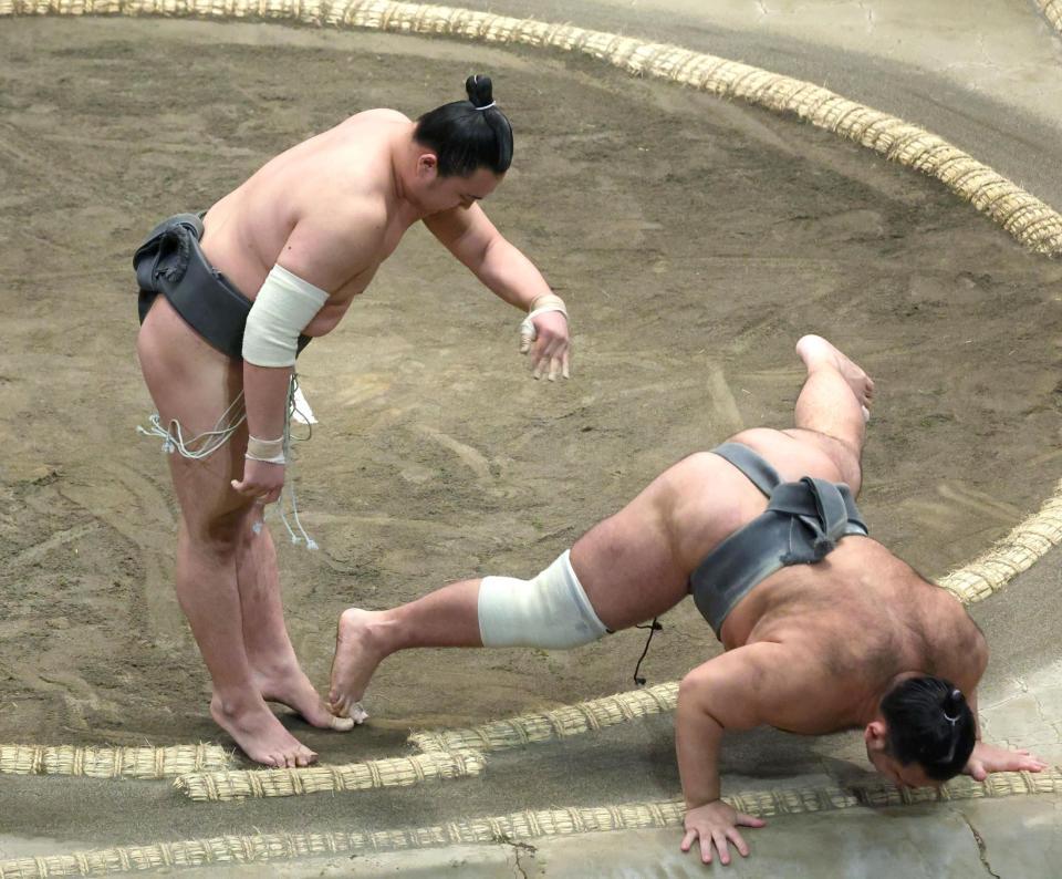 　上手投げで豊海（右）を破り三段目優勝を決めた漣（撮影・吉澤敬太）