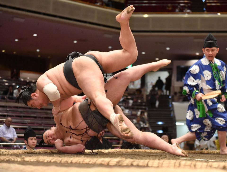 　上手投げで常川（上）に敗れた朝阪神（撮影・開出牧）